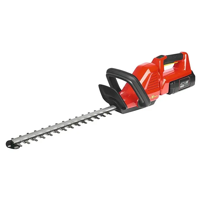 Wolf-Garten Akku-Heckenschere Lycos 40/500 H - 40 V, Li-Ionen, 1 Akku, Schnittlänge: 50 cm - Abbildung einer roten Akku-Heckenschere von WOLF-Garten mit silberfarbenen Klingen vor schwarzem Hintergrund.