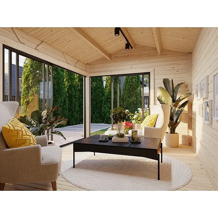 Palmako Gartenhaus Amanda Slide Plus - Außenmaß inkl. Dachüberstand (B x T): 434 x 340 cm, Tauchgrundiertes Holz, Hellbraun - Helles Wohnzimmer mit großem Fenster, bequemen Sesseln, einem schwarzen Couchtisch und einem runden Teppich für entspannte Stunden.