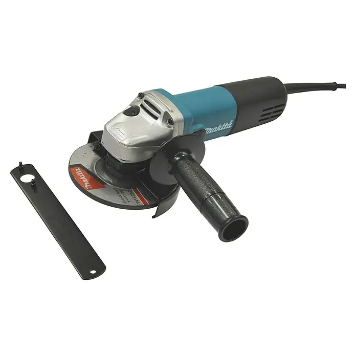 Makita Elektro-Winkelschleifer 9558HNRG - 840 W, Durchmesser Scheibe: 125 mm, Leerlaufdrehzahl: 11.000 U/min - Nahaufnahme eines Makita Winkelschleifers mit Zubehör, der für professionelle Schleifarbeiten konzipiert ist.