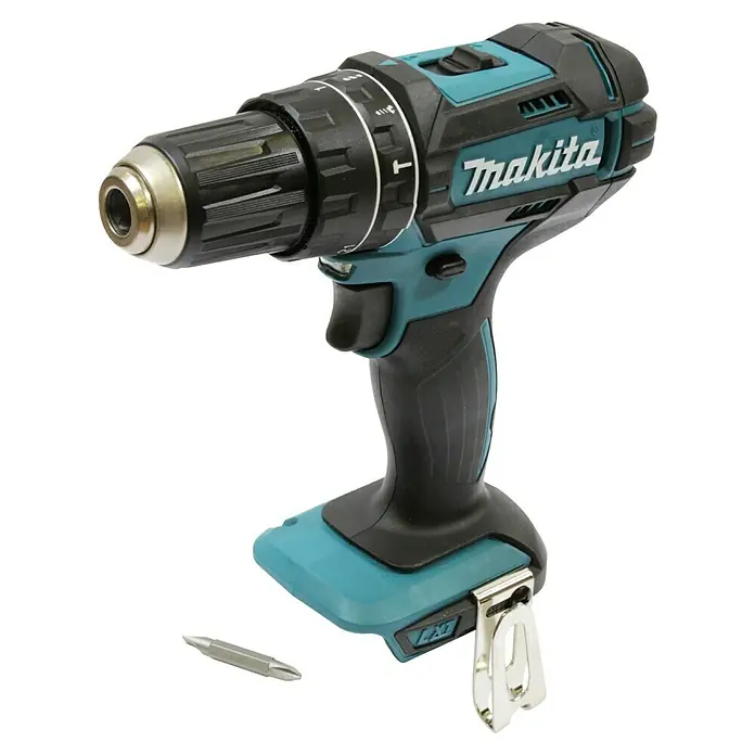 Makita LXT 18V Akku-Bohrschrauber DHP482Z Solo - 18 V, Ohne Akku, 62 Nm - Nahaufnahme eines Makita Akku-Bohrschraubers in Türkis und Schwarz mit Bit und Gürtelclip, ideal für Heimwerker und Profis.