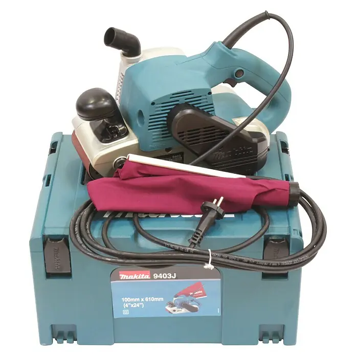 Makita Elektro-Bandschleifmaschine 9403J - 1.200 W - Makita 9403J Bandschleifer auf einem Werkzeugkoffer. Das Elektrowerkzeug mit Zubehör ist für den professionellen Einsatz konzipiert.