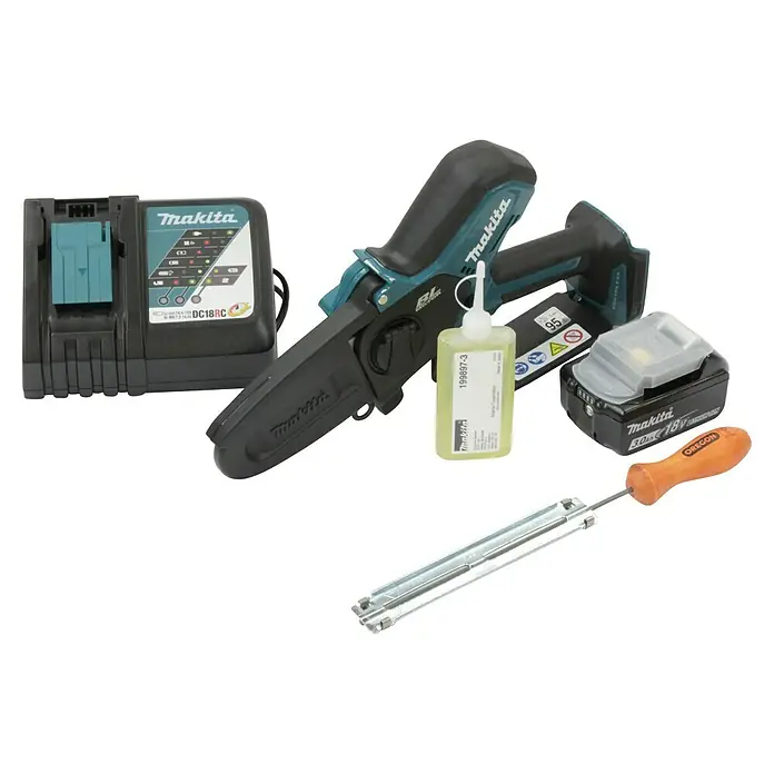 Makita Máquina fresadora PJ7000J - 701 W, Número de revoluciones de marcha en vacío: 110.000 r.p.m. - Imagen de una motosierra inalámbrica Makita con accesorios como cargador, botella de aceite, batería, espada y herramienta.