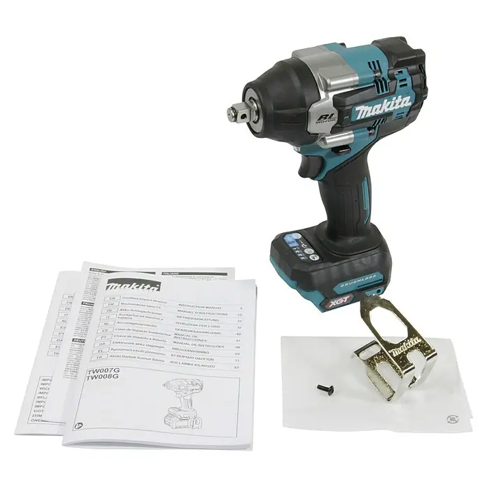 Makita XGT 40V max. Akku-Schlagschrauber TW007GZ - 40 V, 760 Nm - Makita Akku-Schlagschrauber mit Zubehör und Bedienungsanleitung. Das Gerät ist in den Farben Schwarz und Türkis gehalten.