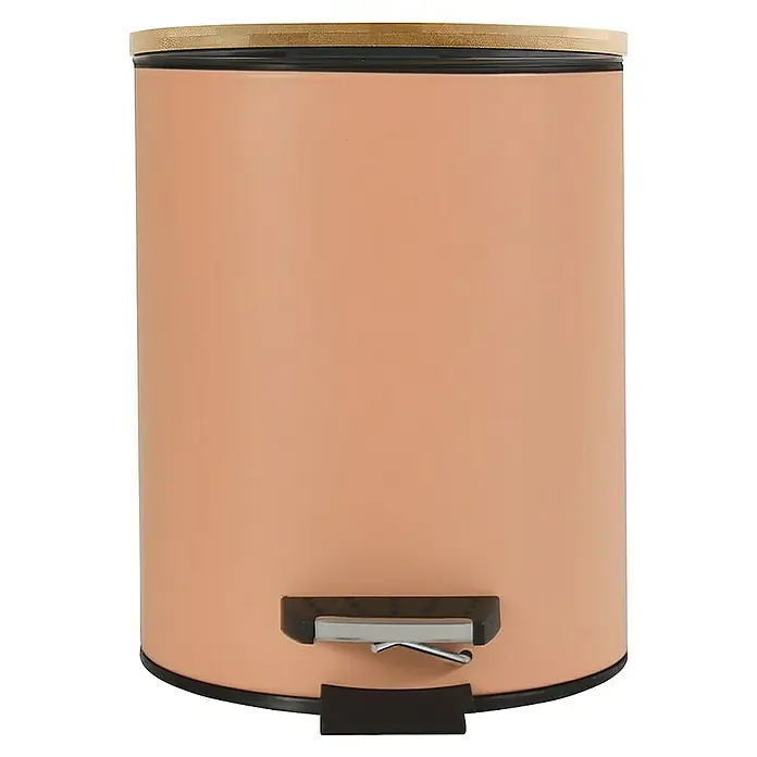 Spirella Cubo con pedal Adonis - 3 l, Plástico, Melocotón - Primer plano de un cubo de basura de pedal color melocotón con tapa de madera y pedal de acero inoxidable, combinando funcionalidad y diseño moderno.