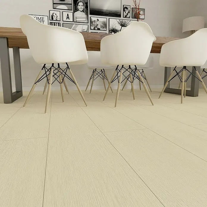 Hyundai L & C PVC-Bodenbelag Fix Verlegt - Selbstklebend, 31 cm x 10,7 m, Ahorn - Nahaufnahme von hellen Stühlen mit Holzbeinen, die um einen Tisch herum stehen und die Textur des hellen Holzbodens hervorheben.