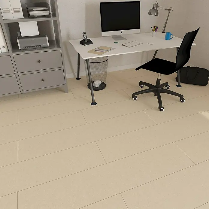 Hyundai L & C PVC-Bodenbelag Fix Verlegt - Selbstklebend, 31 cm x 10,7 m, Sandstein - Ein heller Arbeitsbereich mit modernem Schreibtisch, Bürostuhl, Regal und technischen Geräten. Ideal für Homeoffice oder Studium.