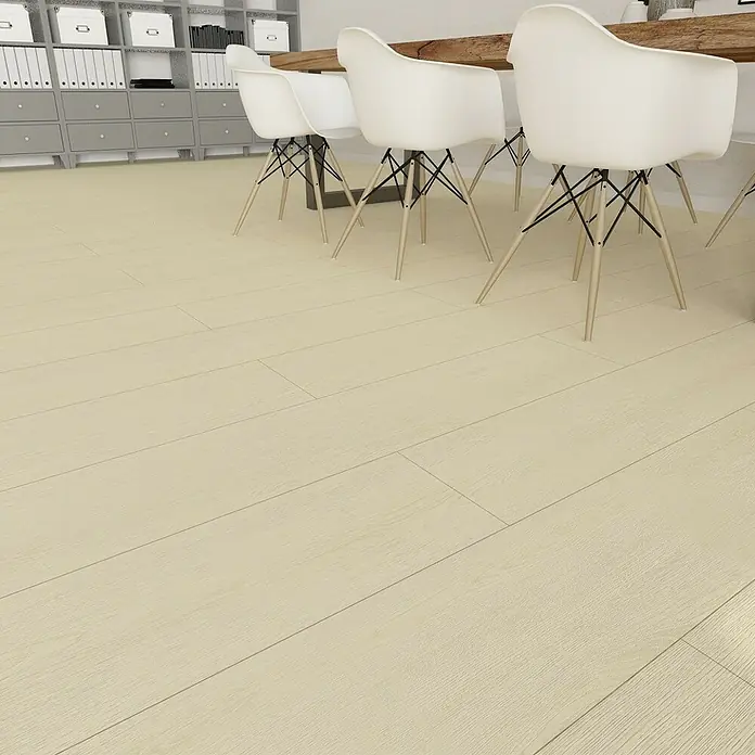 Hyundai L & C PVC-Bodenbelag Fix Verlegt - Selbstklebend, 31 cm x 10,7 m, Ahorn - Helle Holzböden und weiße Designstühle um einen Holztisch schaffen eine moderne und einladende Atmosphäre für Meetings oder Mahlzeiten.