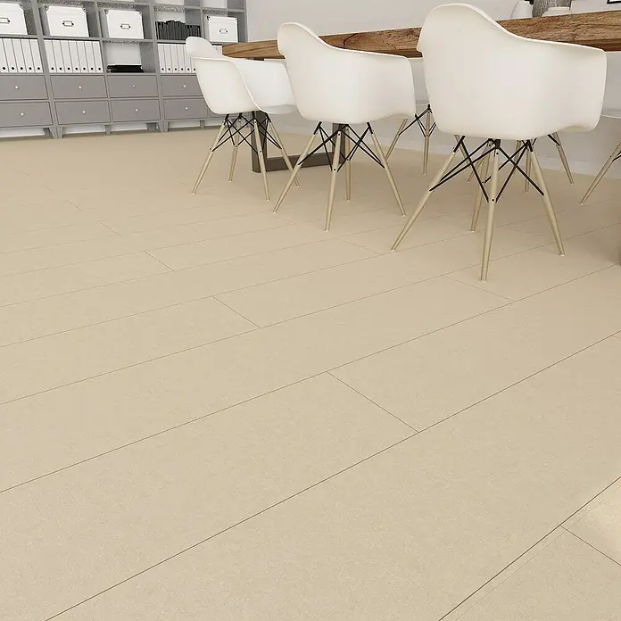 Hyundai L & C PVC-Bodenbelag Fix Verlegt - Selbstklebend, 31 cm x 10,7 m, Sandstein - Büroraum mit hellem Bodenbelag, der eine freundliche Atmosphäre schafft, und weißen Stühlen, die das moderne Design unterstreichen.