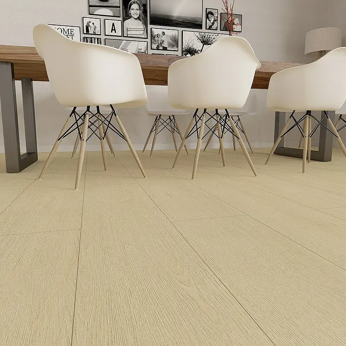 Hyundai L & C PVC-Bodenbelag Fix Verlegt - Selbstklebend, 31 cm x 10,7 m, Buche - Nahaufnahme von beigen Stühlen und einem Tisch auf einem hellen Holzboden, der ein modernes und minimalistisches Design zeigt.