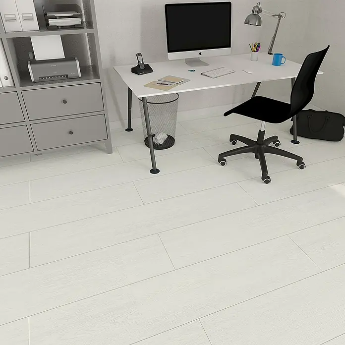 Hyundai L & C PVC-Bodenbelag Fix Verlegt - Selbstklebend, 31 cm x 10,7 m, Kiefer Weiß - Heller Büroraum mit einem weißen Schreibtisch, einem grauen Regal und einem schwarzen Bürostuhl, der eine moderne und minimalistische Atmosphäre schafft.