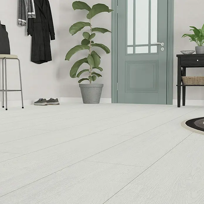 Hyundai L & C Vinylboden Fix Verlegt - Selbstklebend, 31 cm x 10,7 m, Kiefer Weiß - Helles Interieur mit weißem Laminatboden, der eine saubere und moderne Ästhetik erzeugt. Der Boden harmoniert mit der hellen Wandfarbe.