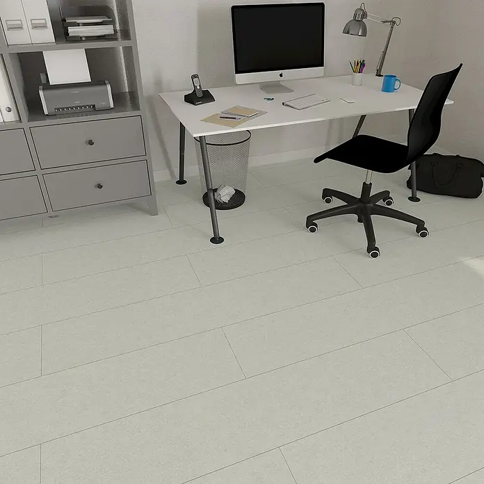 Hyundai L & C PVC-Bodenbelag Fix Verlegt - Selbstklebend, 31 cm x 10,7 m, Dolomit - Eine Büroecke mit Schreibtisch, Stuhl, Computer und Regalen in einem hellen Raum.