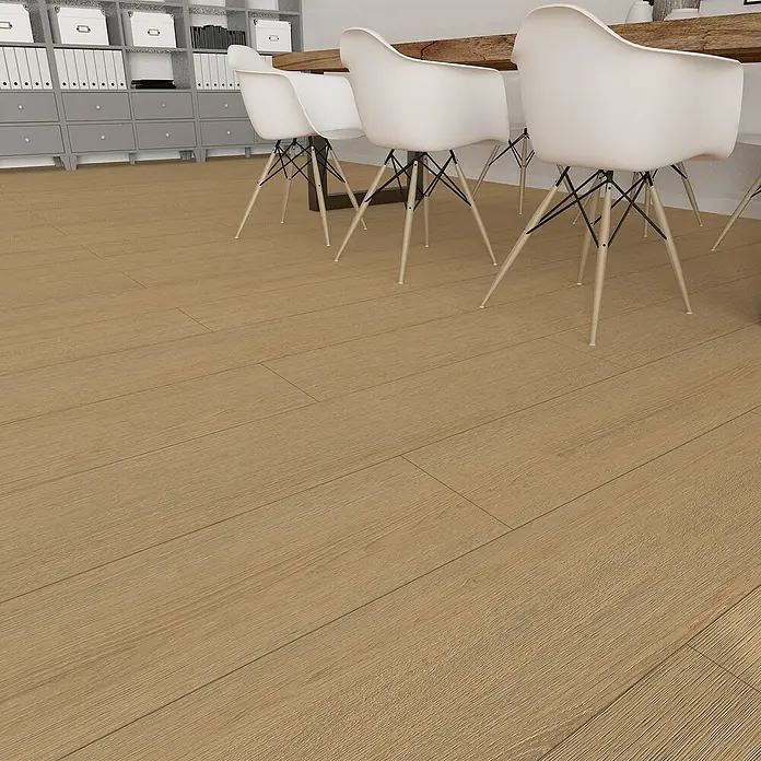 Hyundai L & C PVC-Bodenbelag Fix Verlegt - Selbstklebend, 31 cm x 10,7 m, Eiche - Nahaufnahme des hellen Holzbodens, der eine warme und natürliche Atmosphäre schafft. Perfekt für moderne und klassische Innenräume.