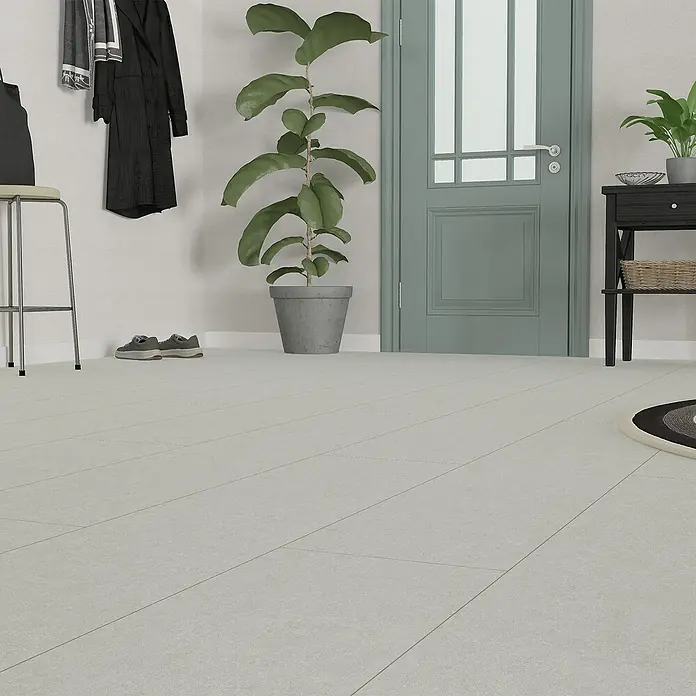 Hyundai L & C PVC-Bodenbelag Fix Verlegt - Selbstklebend, 31 cm x 10,7 m, Dolomit - Einladender Flur mit hellen Fliesen, einem grünen Türrahmen und einer Zimmerpflanze, die eine freundliche Atmosphäre schafft.