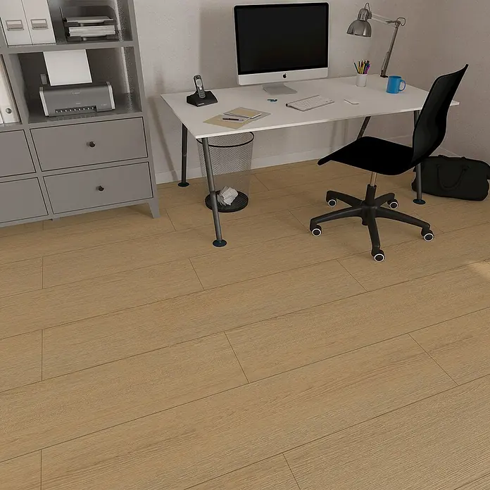 Hyundai L & C Vinylboden Fix Verlegt - Selbstklebend, 31 cm x 10,7 m, Eiche - Ein heller Arbeitsbereich mit einem Schreibtisch, einem Bürostuhl und einem Regal, der durch den Holzboden eine warme Atmosphäre erhält.