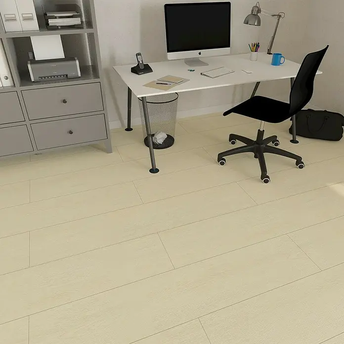 Hyundai L & C Vinylboden Fix Verlegt - Selbstklebend, 31 cm x 10,7 m, Ahorn - Arbeitsbereich mit grauem Regal, weißem Schreibtisch mit Stuhl, Lampe, Computer und Papierkorb. Der Boden ist hellbeige.