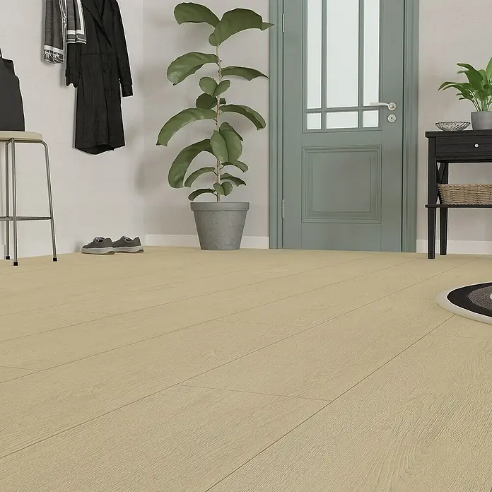 Hyundai L & C PVC-Bodenbelag Fix Verlegt - Selbstklebend, 31 cm x 10,7 m, Buche - Eine Nahaufnahme eines Laminatbodens in einem Raum mit Tür, Pflanze und Möbeln. Die natürliche Holzoptik sorgt für Wärme.