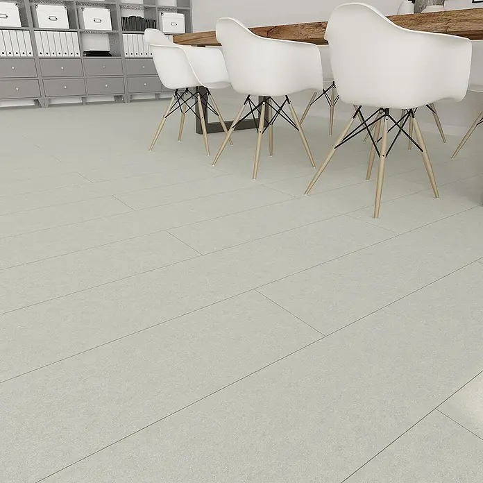 Hyundai L & C PVC-Bodenbelag Fix Verlegt - Selbstklebend, 31 cm x 10,7 m, Dolomit - Nahaufnahme von weißen Stühlen und Bodenfliesen in einem modernen Interieur, die die schlichte Eleganz und das minimalistische Design hervorheben.