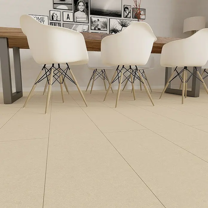 Hyundai L & C PVC-Bodenbelag Fix Verlegt - Selbstklebend, 31 cm x 10,7 m, Sandstein - Ein modernes Esszimmer mit hellen Stühlen und einem Holztisch auf einem beigen Fliesenboden. Elegantes und zeitgemäßes Design.