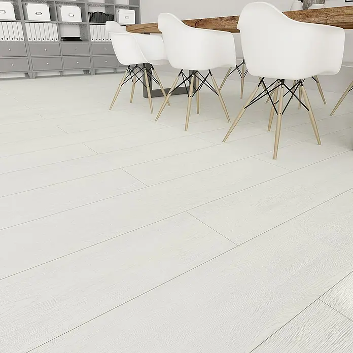 Hyundai L & C Vinylboden Fix Verlegt - Selbstklebend, 31 cm x 10,7 m, Kiefer Weiß - Heller Büroraum mit weißen Stühlen und hellem Holzboden, der eine moderne und saubere Atmosphäre schafft.