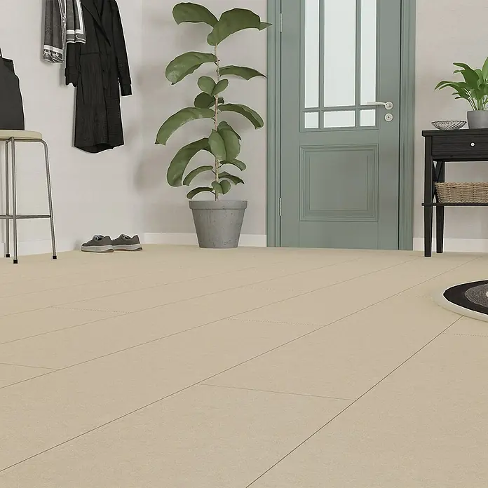 Hyundai L & C PVC-Bodenbelag Fix Verlegt - Selbstklebend, 31 cm x 10,7 m, Sandstein - Nahaufnahme des beigen Bodens mit Fliesenoptik, der eine warme und einladende Atmosphäre in den Raum bringt.