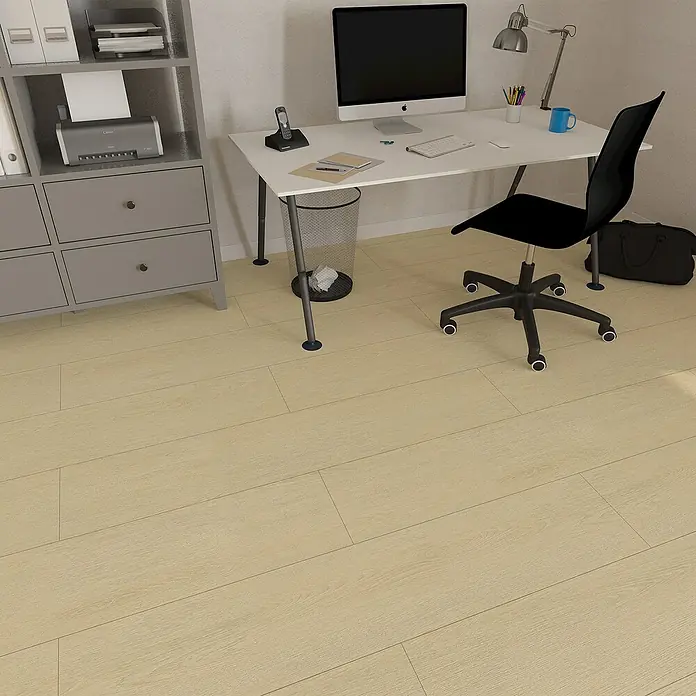 Hyundai L & C PVC-Bodenbelag Fix Verlegt - Selbstklebend, 31 cm x 10,7 m, Buche - Ein modernes Büro mit einem weißen Schreibtisch, einem schwarzen Stuhl und einem grauen Regal. Der Holzboden sorgt für Wärme.