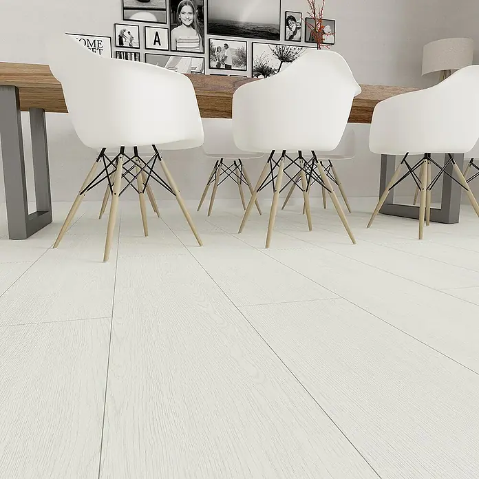 Hyundai L & C PVC-Bodenbelag Fix Verlegt - Selbstklebend, 31 cm x 10,7 m, Kiefer Weiß - Bild von weißen Designerstühlen, die um einen Holztisch herum angeordnet sind, mit hellem Holzboden.
