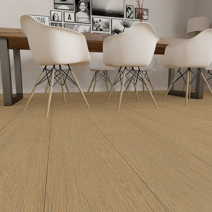Hyundai L & C Vinylboden Fix Verlegt - Selbstklebend, 31 cm x 10,7 m, Eiche - Nahaufnahme von hellen Design-Stühlen mit Holzbeinen und einem Holztisch auf einem Laminatboden, der ein modernes Esszimmerambiente schafft.
