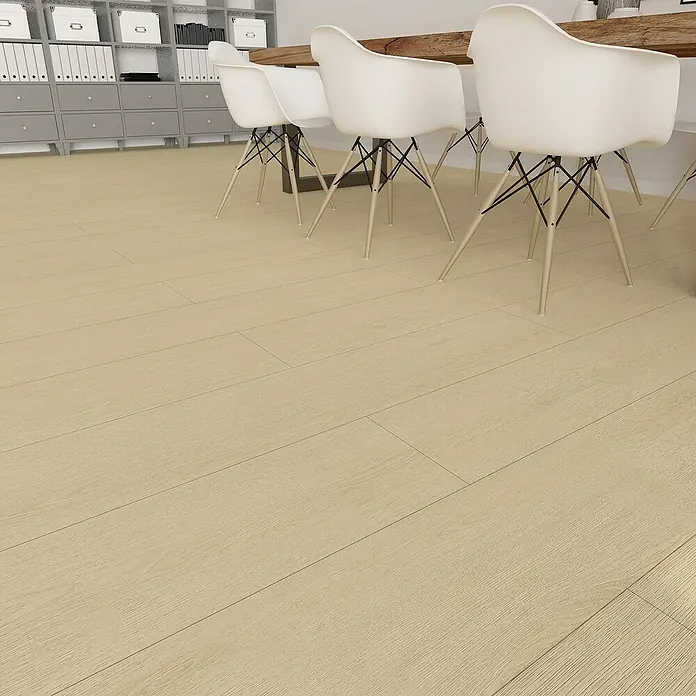 Hyundai L & C PVC-Bodenbelag Fix Verlegt - Selbstklebend, 31 cm x 10,7 m, Buche - Helle Holzfußbodendielen unterstreichen die moderne Einrichtung mit weißen Stühlen und Regalen im Hintergrund.