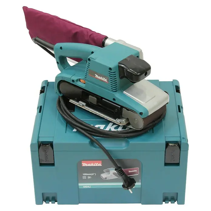 Makita Elektro-Bandschleifmaschine 9404J - 1.010 W - Makita Bandschleifer auf einem Werkzeugkasten, ideal für Holzbearbeitung und Heimwerkerprojekte.