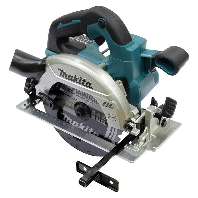 Makita LXT 18V Akku-Handkreissäge DHS661ZU - 18 V, Ohne Akku, Durchmesser Sägeblatt: 165 mm, 0 U/min - 5.000 U/min - Nahaufnahme einer Makita Akku-Handkreissäge mit silbernem Gehäuse und blauen Akzenten, ideal für präzise Schnitte.