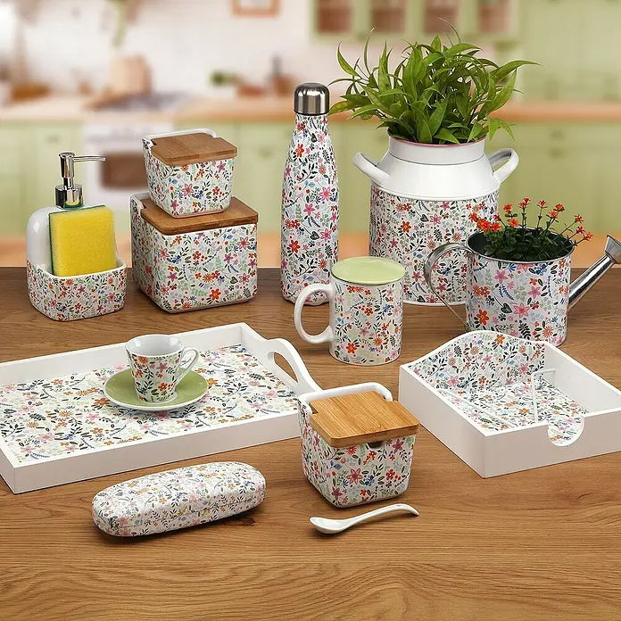 Versa Juego de cestas - Flores rosado, 3 ud. - Un juego de vajilla floral con decoración a juego sobre una superficie de madera.