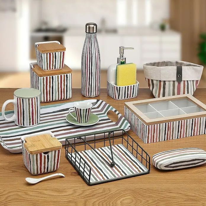 Versa Juego de cestas Ligne - Multicolor - Juego de utensilios de cocina con estampado de rayas, formado por recipientes, botella, dispensador de jabón, taza, bandeja, servilletero y otros accesorios.
