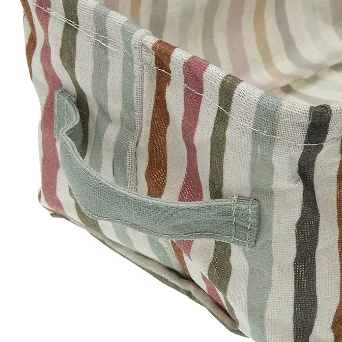 Versa Juego de cestas Ligne - Multicolor - Primer plano de una cesta de tela a rayas con asa, perfecta para organizar y almacenar objetos en el hogar.