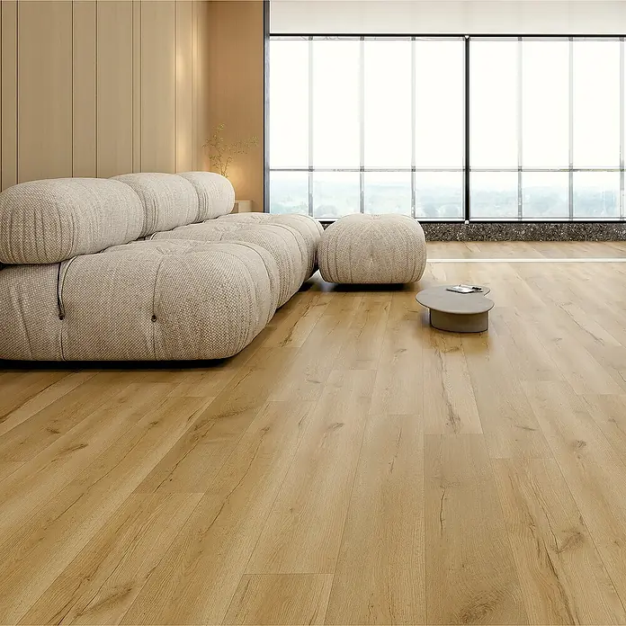 b!design Vinylboden SPC Eiche Fortuna - 1.220 x 181 x 4,3 mm, Landhausdiele - Ein modernes Wohnzimmer mit einem modularen Sofa, einem passenden Hocker und einem Couchtisch auf einem hellen Holzboden. Große Fenster sorgen für viel Licht.