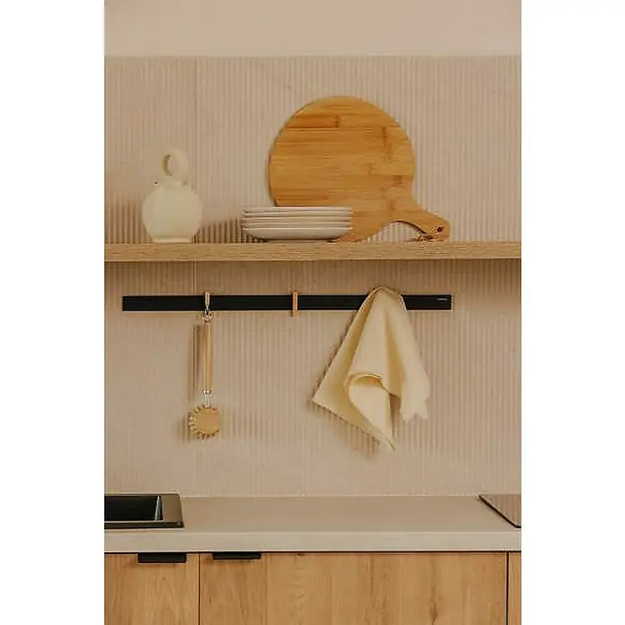 Cosmic Guía de pared Alife - Blanco, L x An x Al: 0,4 x 40 x 2,7 cm - Naturaleza muerta de cocina con una tabla de cortar, platos y un fregadero, creando un ambiente acogedor y agradable.