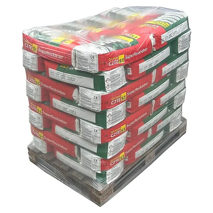 Flexkleber Gri-muss S1 - 25 kg - Nahaufnahme eines Palettenstapels von Gri-muss C2TE S1 Superflexkleber-Säcken, die in durchsichtige Plastikfolie verpackt sind.