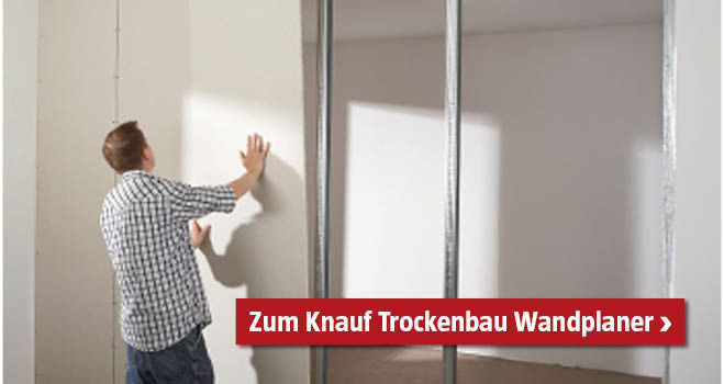 Ein Mann steht auf einer Leiter und montiert die Trockenwand an der Decke