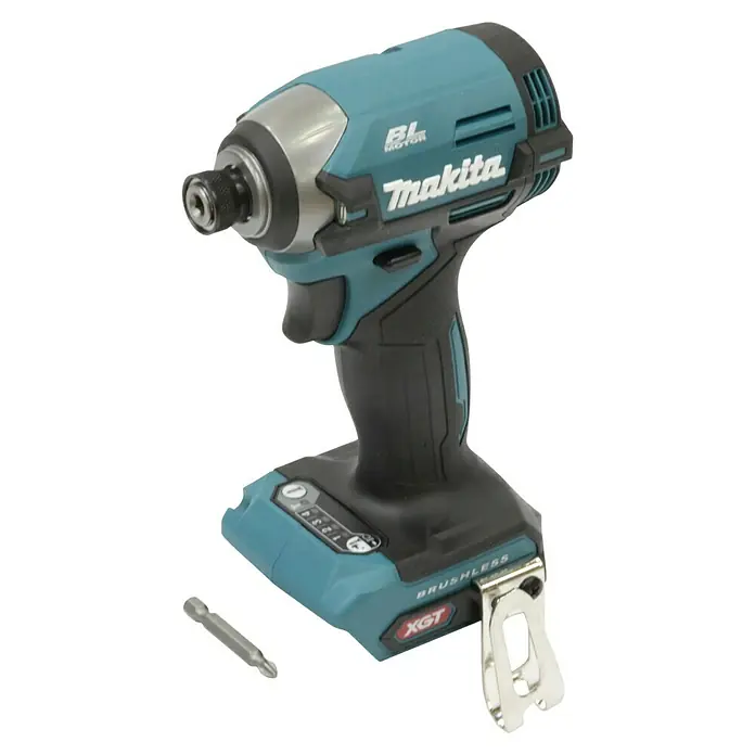 Makita XGT 40V max. Akku-Schlagschrauber TD003GZ - 40 V, Ohne Akku, 210 Nm - Bild einer Makita Akku-Schlagschrauber mit Bits. Ideal für Profis und Heimwerker, die ein zuverlässiges und leistungsstarkes Werkzeug suchen.