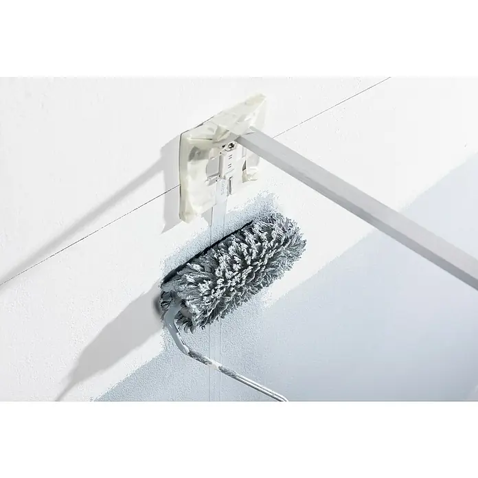 Paulmann Flachkabel - Länge: 400 cm, Geeignet für die Paulmann LED-Bilderleuchten Xana und Adelia, Weiß - Nahaufnahme eines Farbrollers mit Teleskopstiel, der an einer weissen Wand benutzt wird, um einen Anstrich aufzubringen.