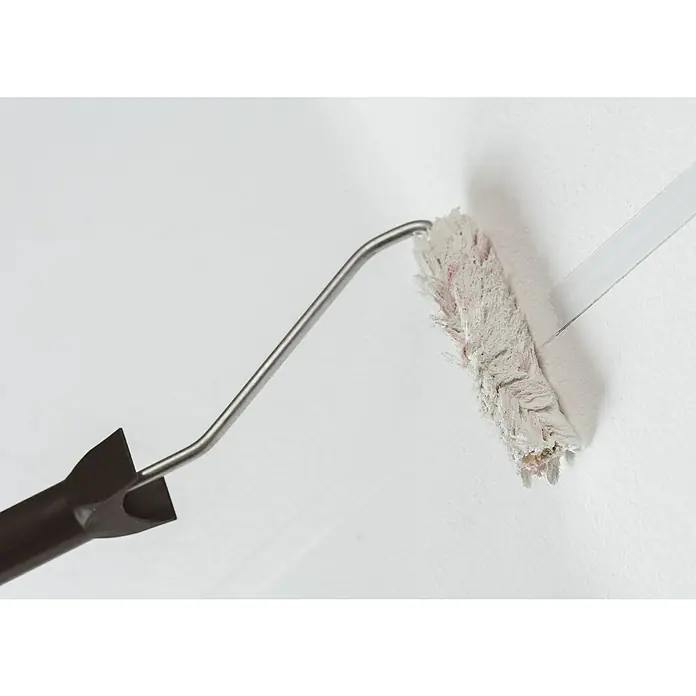 Paulmann Flachkabel - Länge: 400 cm, Geeignet für die Paulmann LED-Bilderleuchten Xana und Adelia, Weiß - Nahaufnahme einer Farbwalze, die weiße Farbe auf eine Wand aufträgt, ideal für Heimwerkerprojekte und Renovierungen.