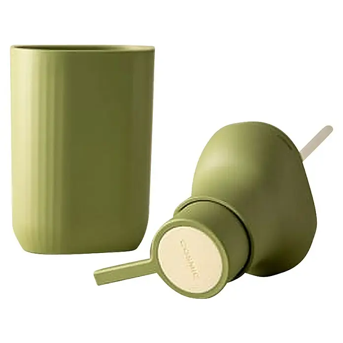 Cosmic Dosificador de jabón Alife - Verde - Un vaso de cepillo de dientes verde oliva y un dispensador de jabón de Cosmic en un estante.