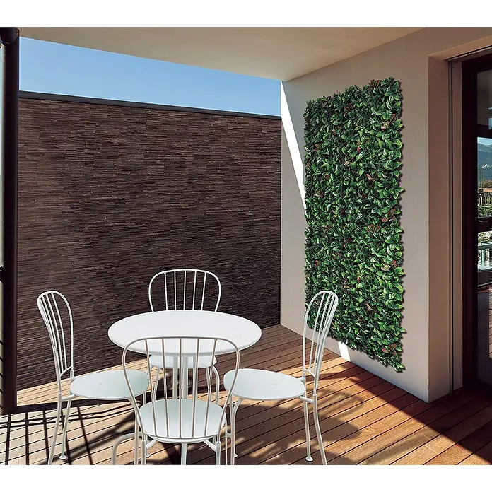 Nortene Vertikaler Garten - 1 x 1 m, Kunststoff - Eine elegante Outdoor-Szene mit einem grünen Pflanzenpaneel an der Wand und einem stilvollen weißen Tischset auf einer Holzterrasse.