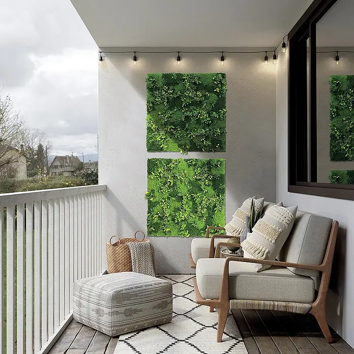 Nortene Vertikaler Garten Tundra - 100 x 100 cm, Kunststoff - Dekorative grüne Pflanzenwandpaneele schmücken einen gemütlichen Balkon mit Sitzgelegenheiten und schaffen eine entspannende Atmosphäre.