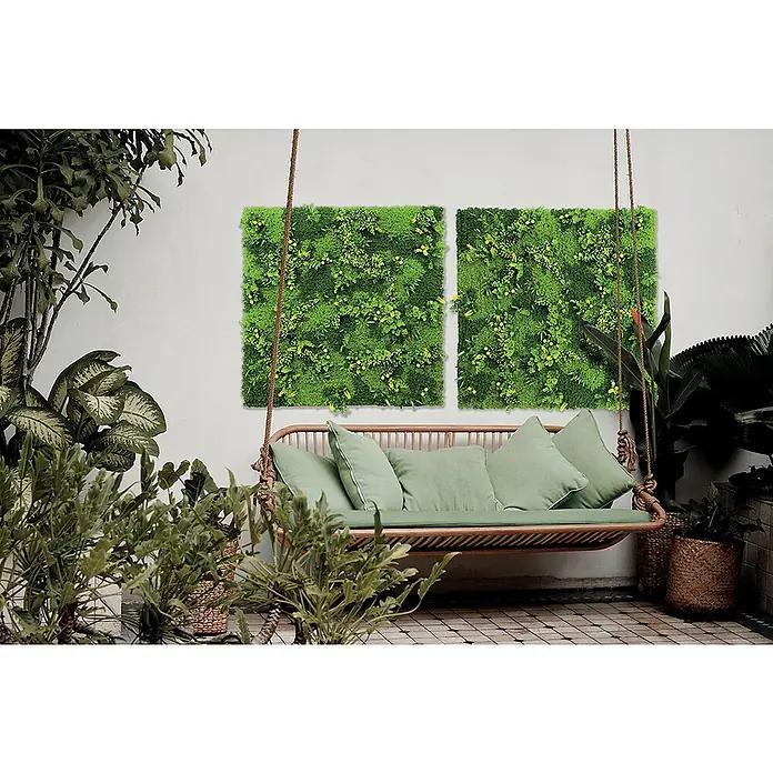 Nortene Vertikaler Garten Tundra - 100 x 100 cm, Kunststoff - Einladender Schaukelsessel mit grünen Kissen und vertikalen Gärten an der Wand, die eine entspannende und natürliche Atmosphäre schaffen.
