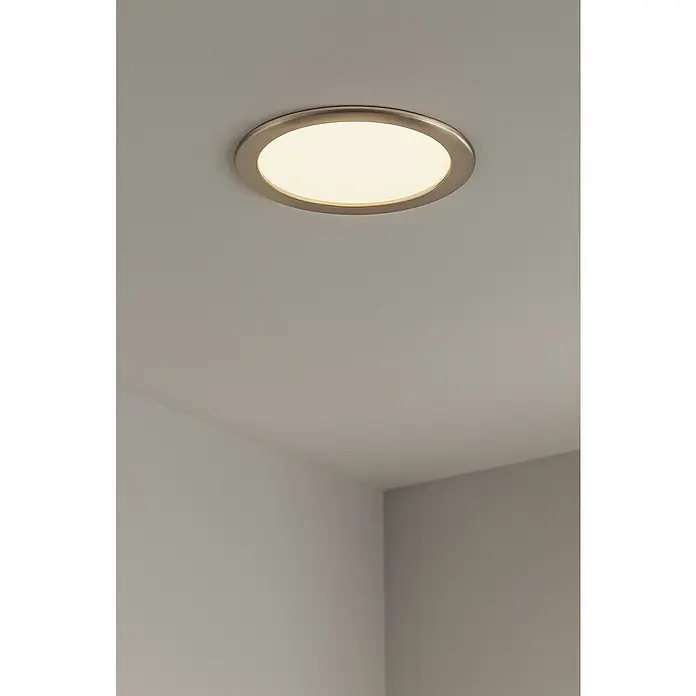 Eglo Fueva 5 Downlight empotrable LED redondo - 16,5 W, Ø x Al: 21,6 x 2,1 cm, Blanco neutro - Primer plano de una lámpara de techo LED redonda con marco de níquel cepillado, instalada en un techo moderno, emitiendo una luz cálida.