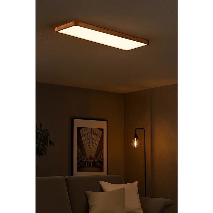 Alverlamp Panel LED Nordic - L x An x Al: 60 cm x 30 cm x 24 mm, Blanco cálido - Salón moderno con una lámpara de techo rectangular con marco de madera que emite una luz cálida.