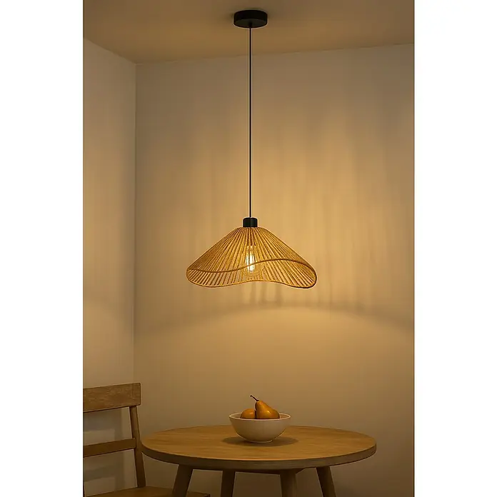 Eglo Lámpara colgante redonda Lavister - 40 W, Ø x Al: 39 x 110 cm, Marrón, E27 - Una lámpara colgante de mimbre cuelga sobre una mesa de madera con un frutero, creando un ambiente cálido y acogedor.