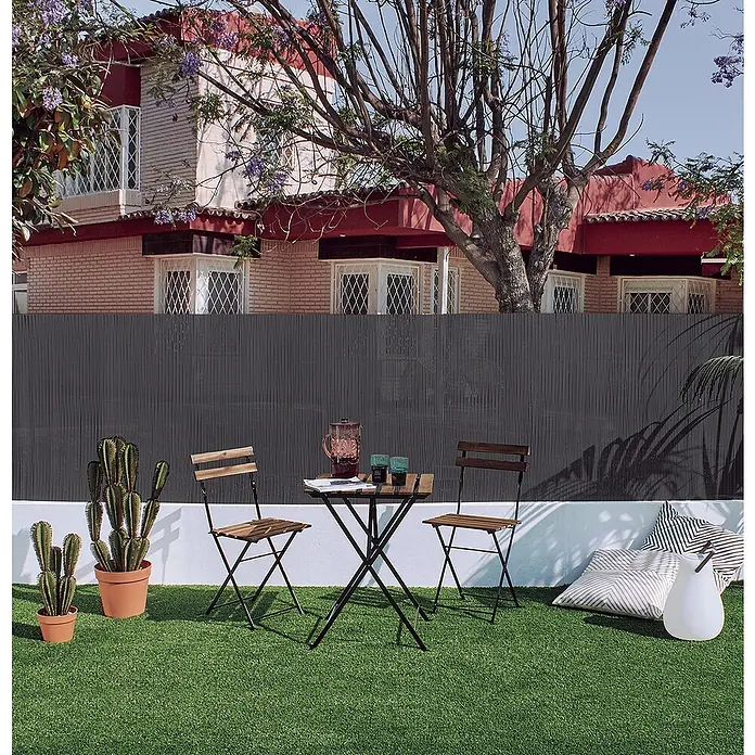 Nortene Sichtschutz LOP - Anthrazit, L x H: 300 x 150 cm - Gartenszene mit schwarzem Sichtschutz, Tisch, Stühlen und Kakteen. Ideal für Privatsphäre und stilvolle Gartengestaltung.