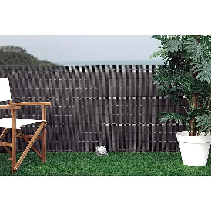 Nortene Sichtschutz LOP - Anthrazit, L x H: 300 x 150 cm - Blickdichter Bambuszaun im Garten mit Regiestuhl und Pflanze im Topf. Dekorative und natürliche Gartengestaltung mit Privatsphäre.